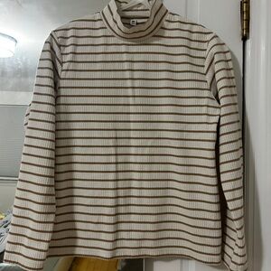 Uniqlo Girl Turtleneck heatech shirt